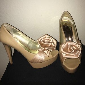 Run for The Roses nude patent heel, sz 9M